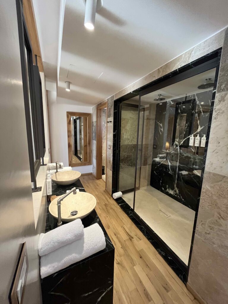 'Premium' Room Bathroom
